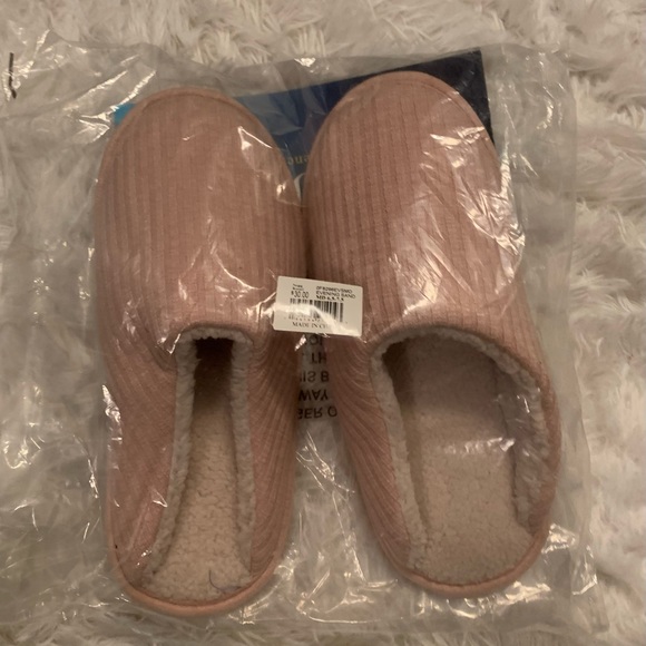 Women’s Isotoner Sherpa Lined Knit Slippers - Picture 3 of 3